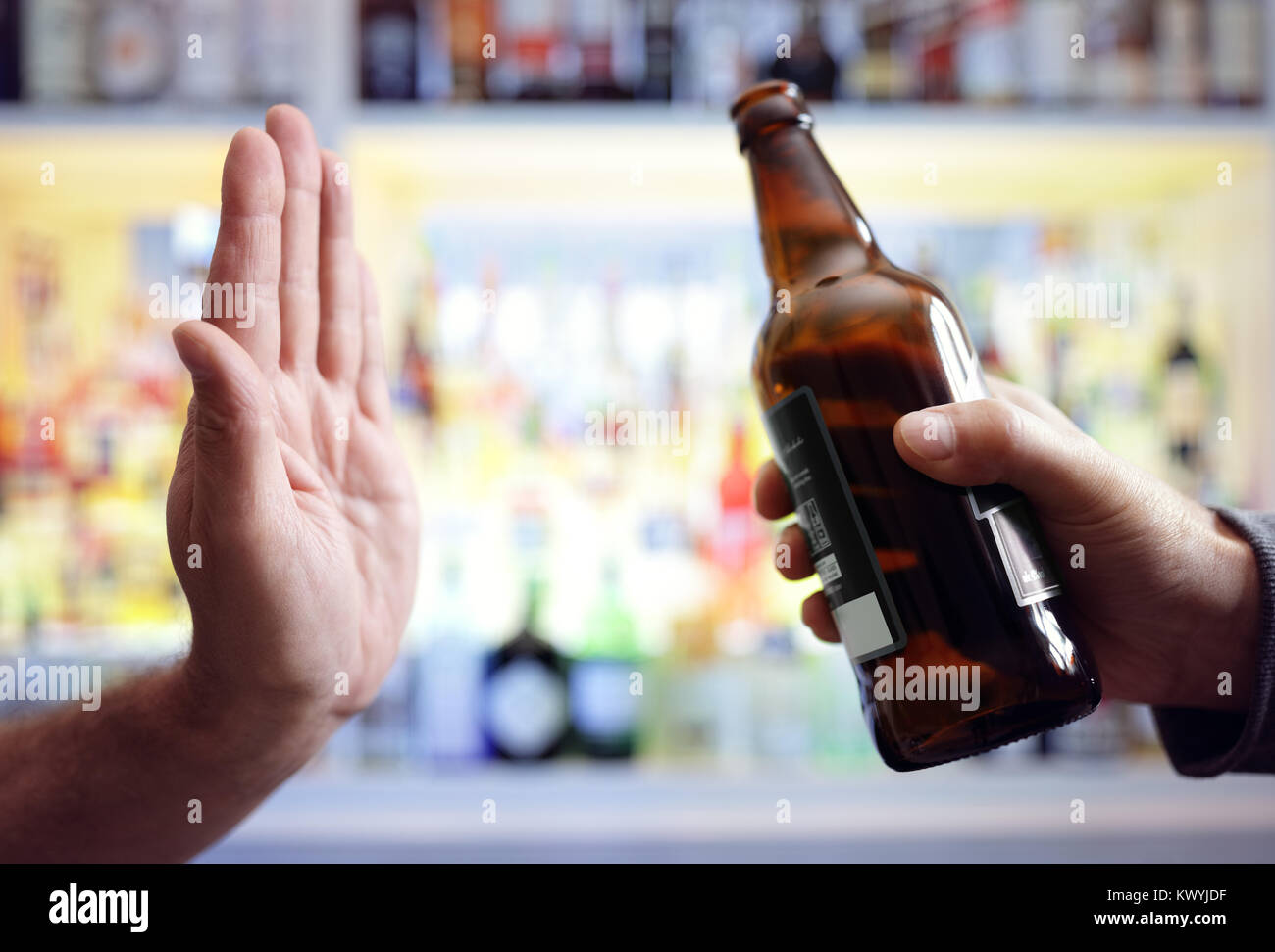 La mano di rigetto di birra alcolica bevanda concetto di alcolismo e tossicodipendenza Foto Stock