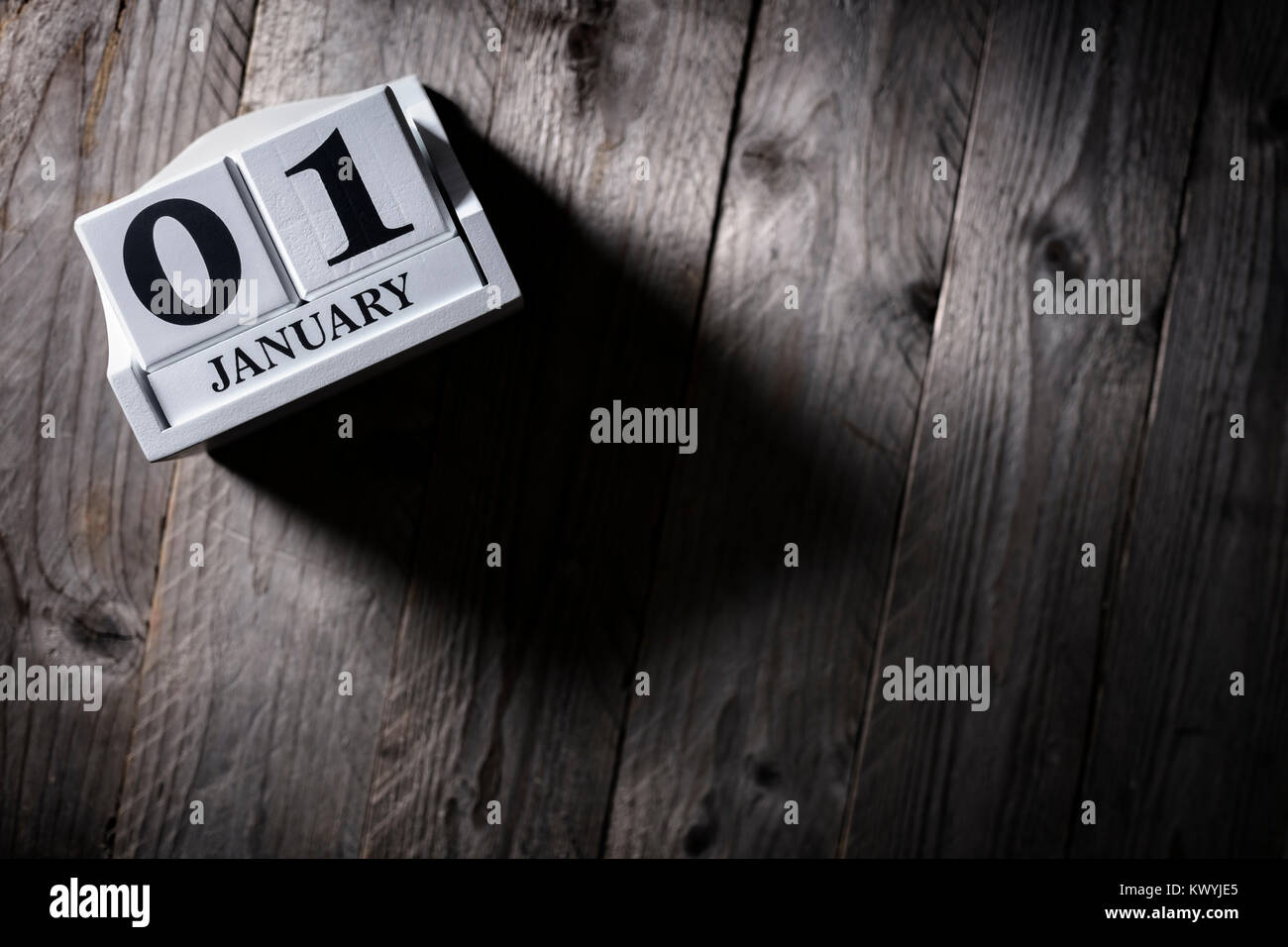 Il primo gennaio del calendario su uno sfondo di legno anno nuovo concetto Foto Stock