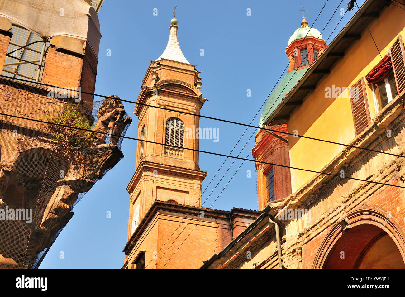 Edifici a Bologna, Italia con San Bartolomeo chiesa e torre Belfry Foto Stock