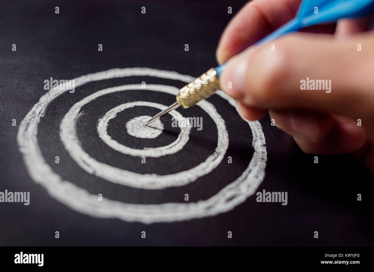 Target di imprenditore di successo azienda dart sulla lavagna Foto Stock