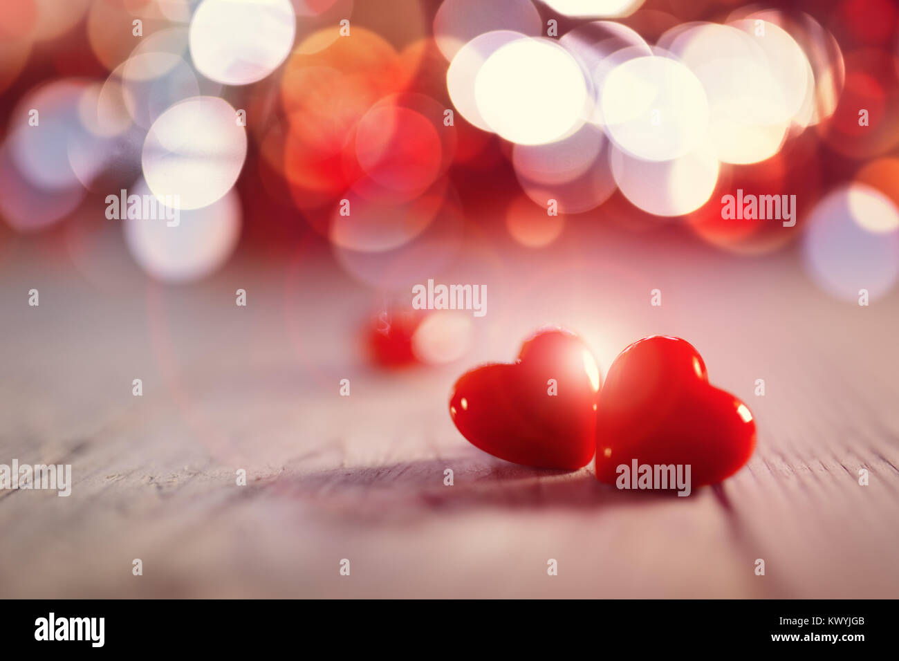 Due il giorno di san valentino cuori su uno sfondo di legno concetto per l'amore, incontri e romanticismo con spazio di copia Foto Stock