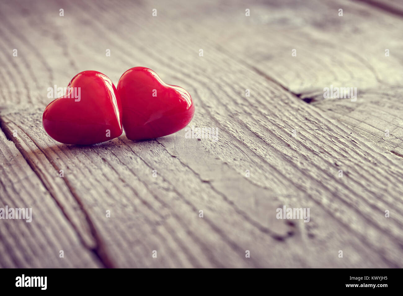 Due il giorno di san valentino cuori su uno sfondo di legno concetto per l'amore, incontri e romanticismo con spazio di copia Foto Stock