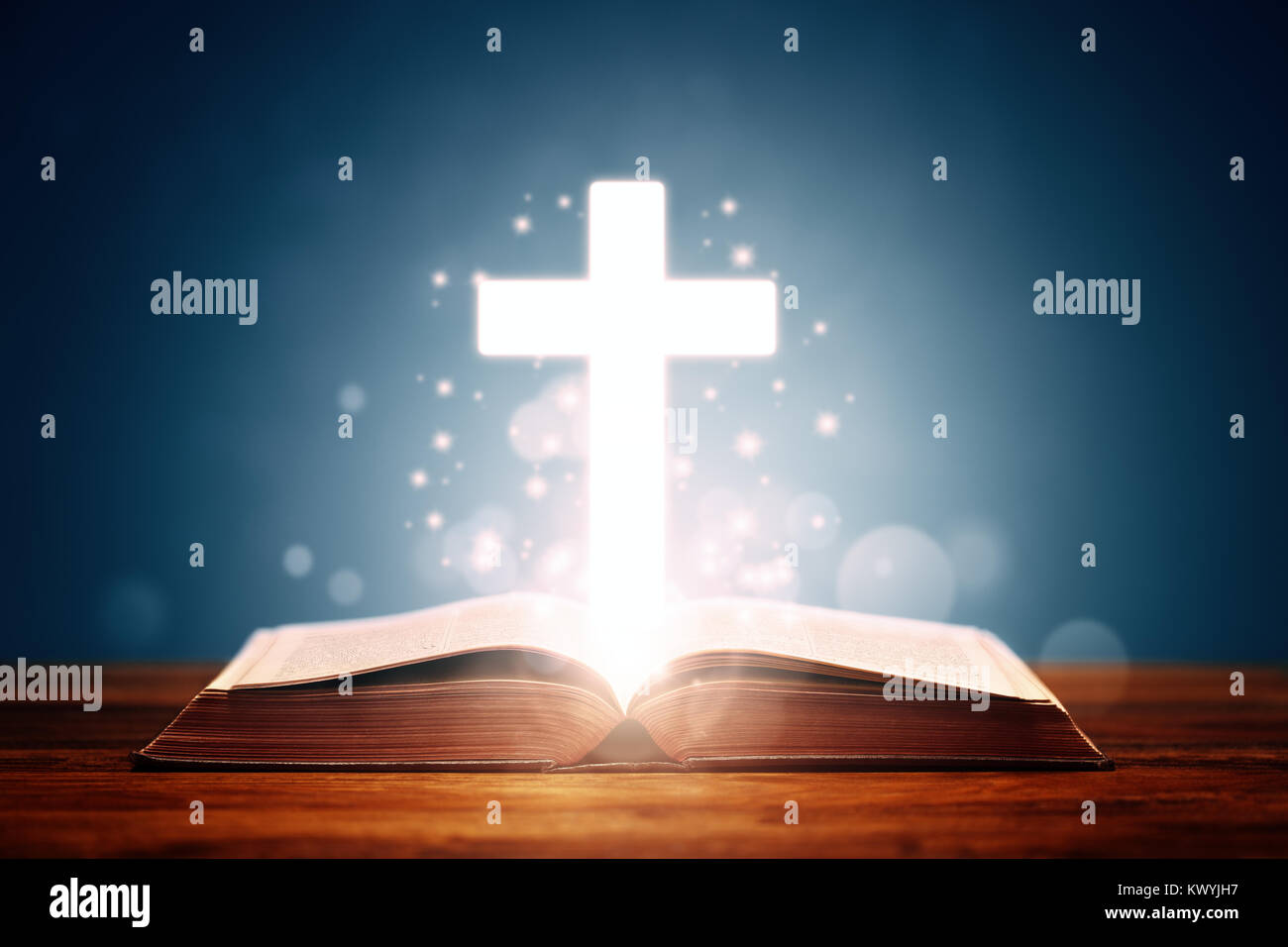 La Santa Bibbia con croce il concetto di sfondo per la preghiera e la religione Foto Stock