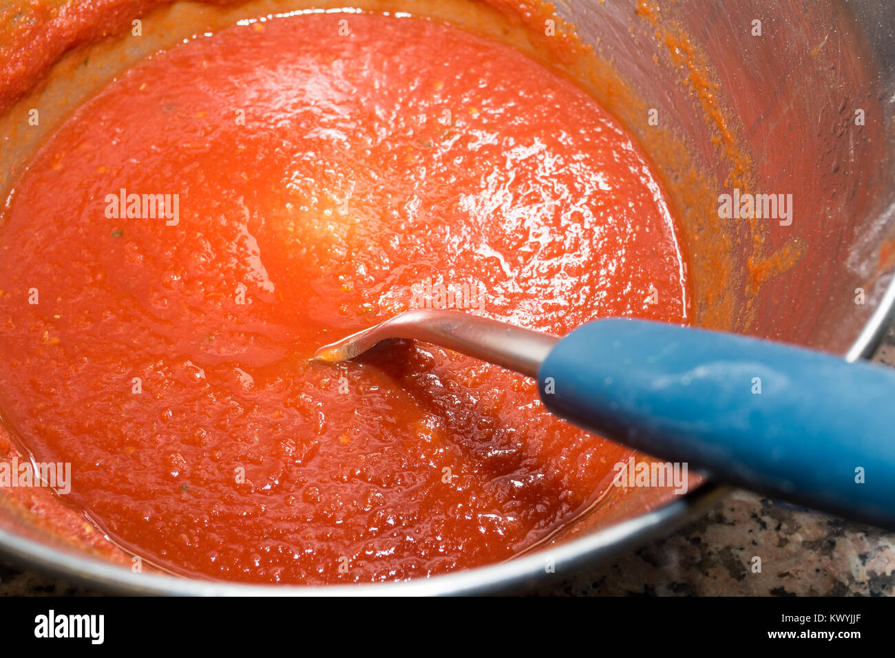 Salsa di pomodoro pronta per la preparazione di pizza. Messa a fuoco selettiva Foto Stock