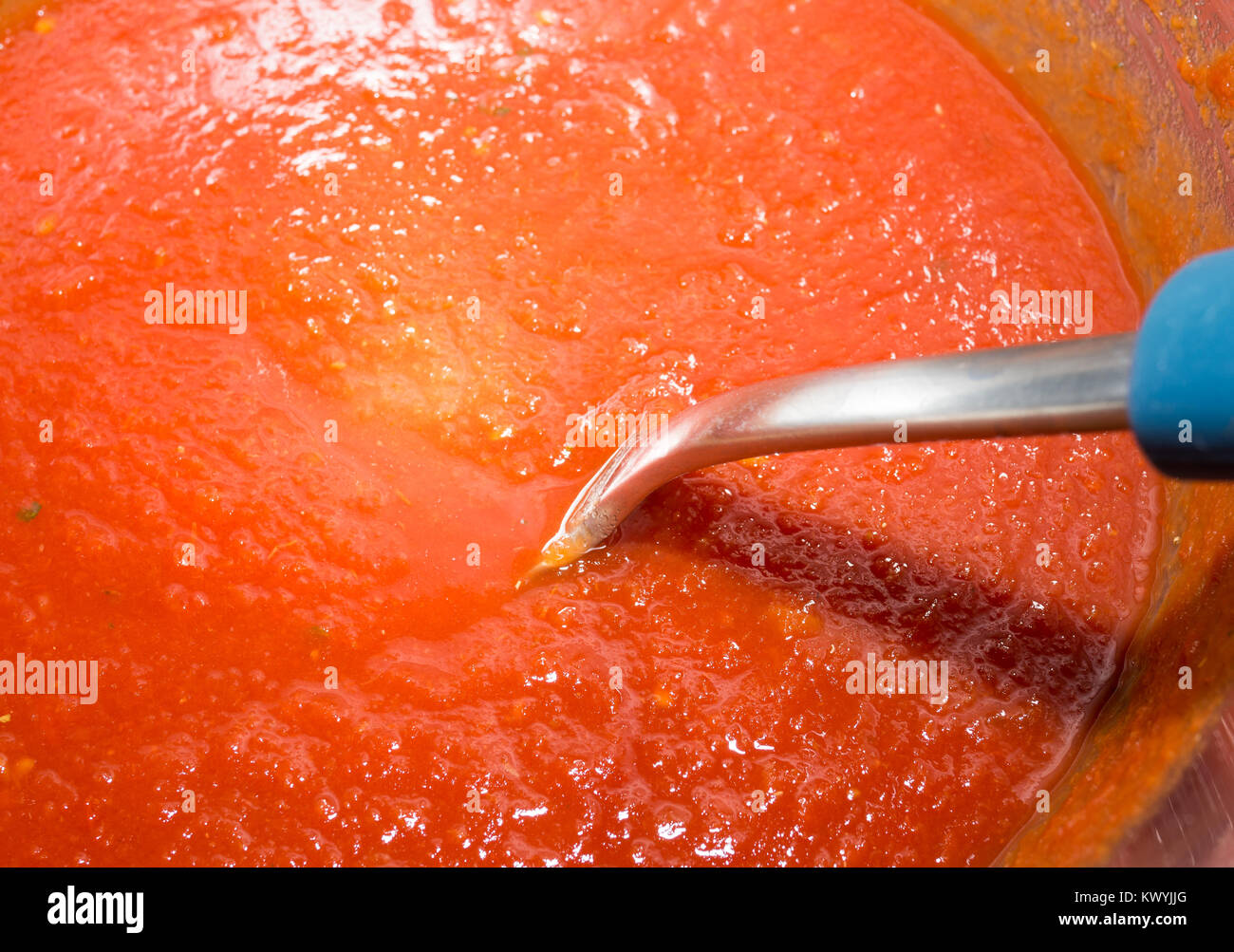 Salsa di pomodoro pronta per la preparazione di pizza. Messa a fuoco selettiva Foto Stock
