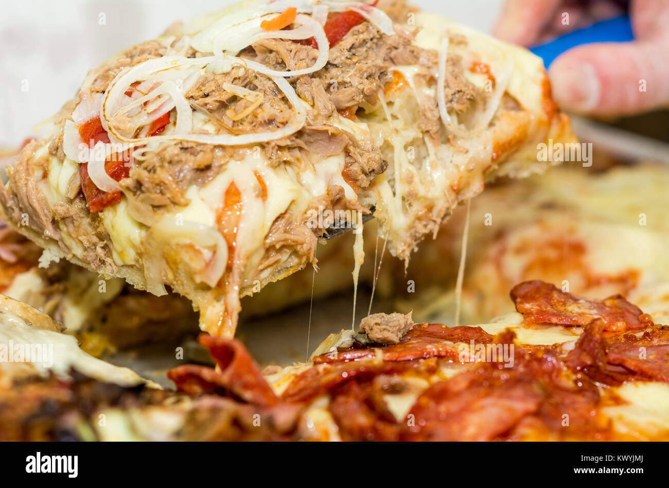 Chiudere la pizza italiana circa il formaggio si stick. Messa a fuoco selettiva. Il cibo e la cucina italiana e il concetto di cucina a vista. Foto Stock