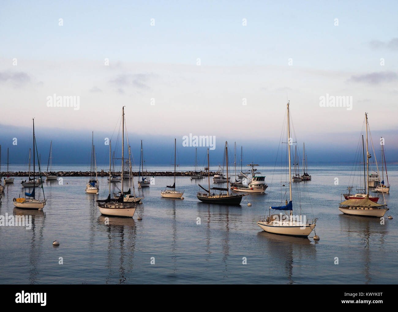 Monterey, CA - 11 agosto 2016: Yachts ares ancorata presso il porto di porto californiano città di Monterey. Foto Stock