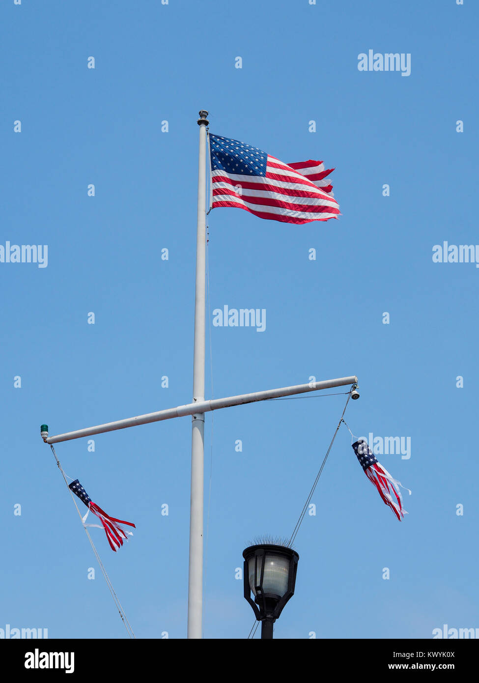 La bandiera americana è volare sulla cima di un pennone al porto della città di Monterey in California Foto Stock