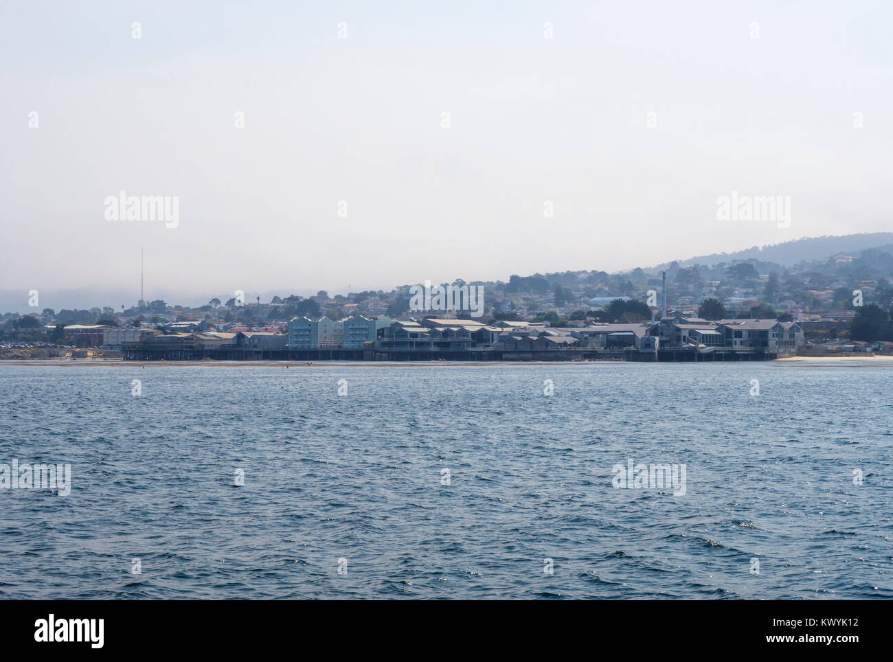 Monterey, CA - 12 agosto 2016: vista dall'oceano pacifico sulla storica Cannery Row distretto di Monterey, California (USA). Foto Stock