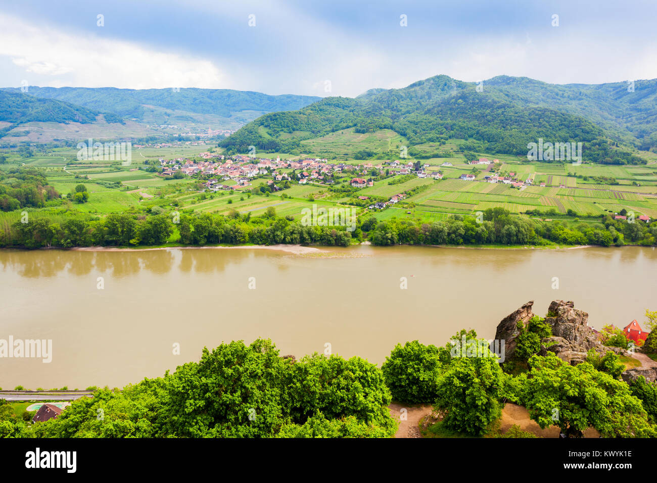 Antenna di Durnstein vista panoramica dal castello di Durnstein. Durnstein è una piccola città sul fiume Danubio in valle di Wachau, Austria. Foto Stock