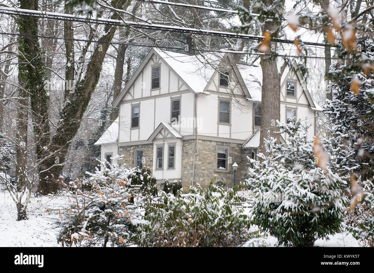 Casa nella neve. Foto Stock