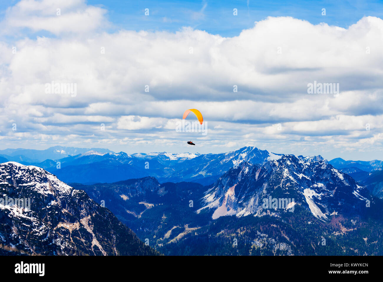 Parapendio in Dachstein montagne delle Alpi nella regione del Salzkammergut, Austria vista da cinque dita viewpoint Foto Stock
