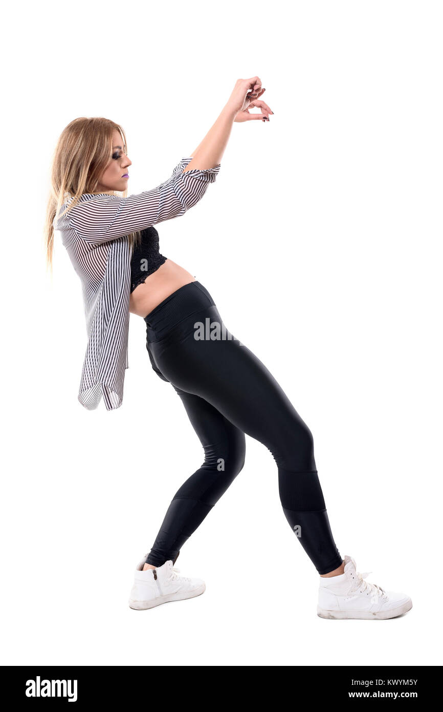 Femmina contemporanea ballerina di jazz di piegatura postura indietro mentre balli con bracci sollevati. Corpo pieno lunghezza ritratto isolato su sfondo bianco. Foto Stock
