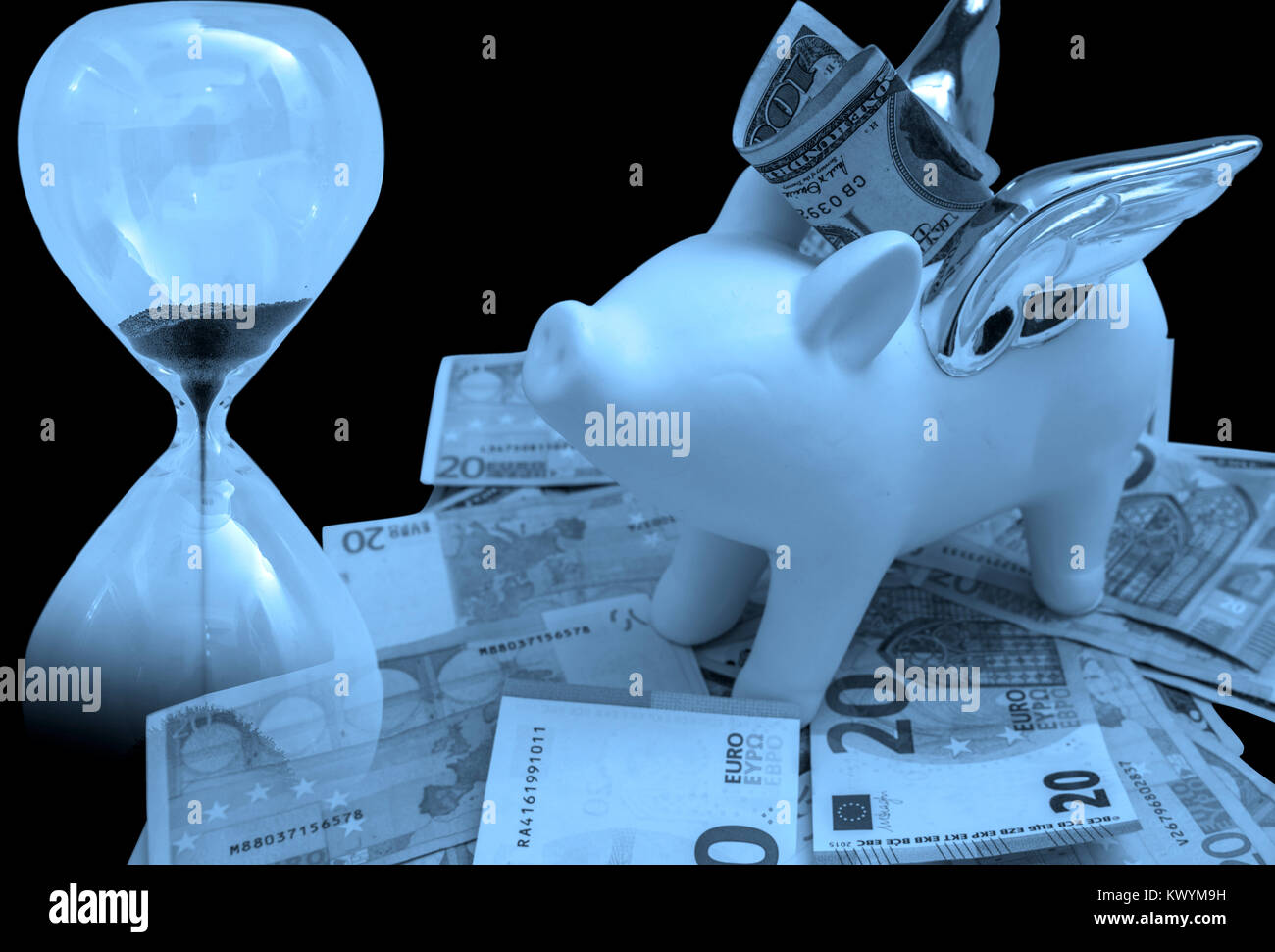 Il tempo è denaro la concezione di business. Salvadanaio e clessidra sfondo monocromo Foto Stock