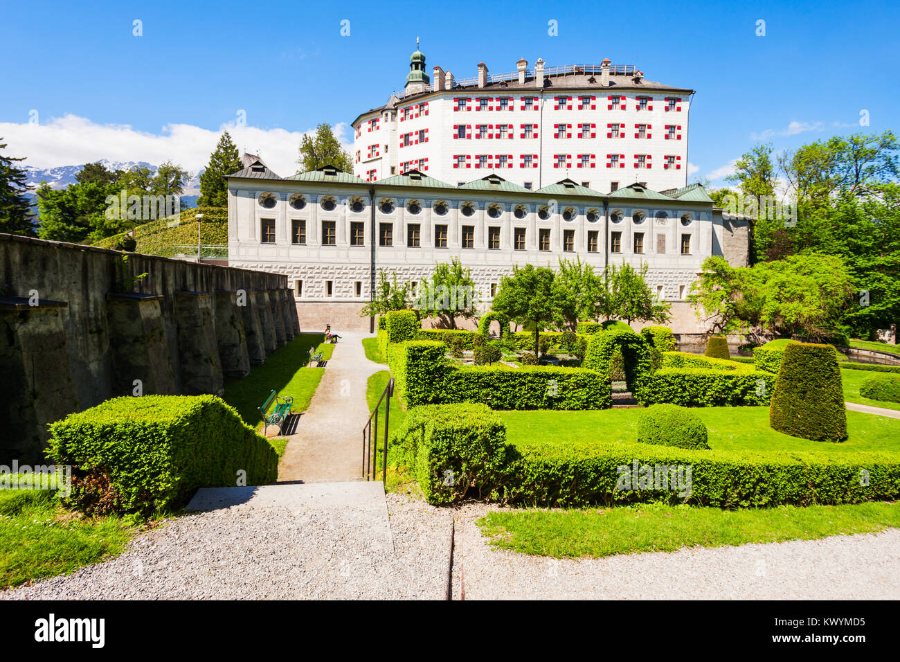 Il castello di Ambras o Schloss Ambras Innsbruck è un castello e palazzo situato a Innsbruck, la città capitale del Tirolo, Austria Foto Stock