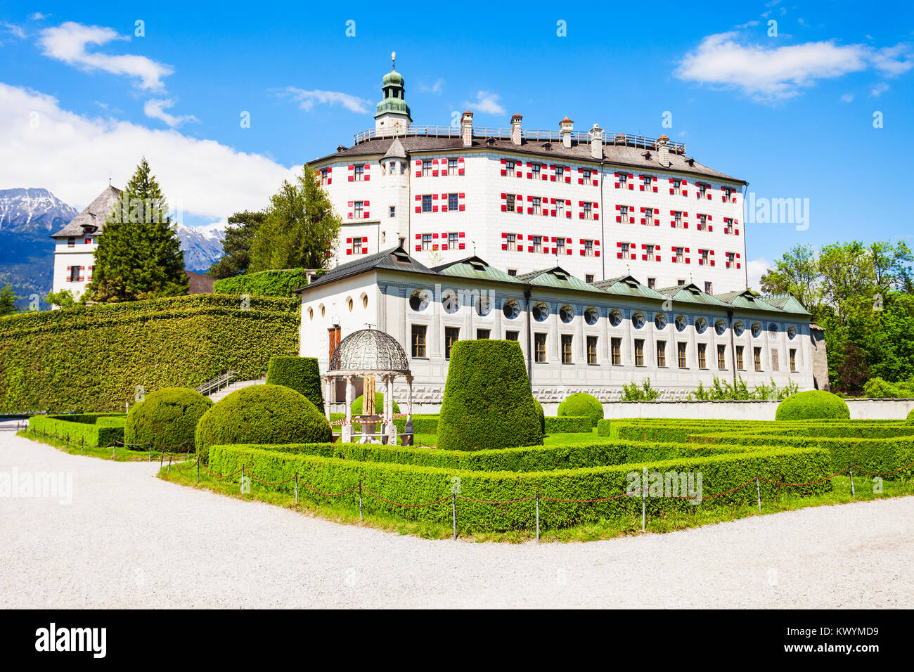 Il castello di Ambras o Schloss Ambras Innsbruck è un castello e palazzo situato a Innsbruck, la città capitale del Tirolo, Austria Foto Stock
