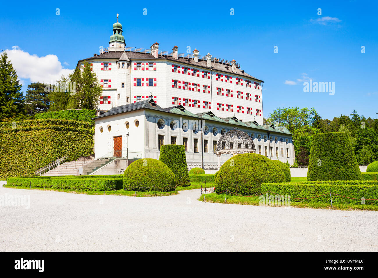 Il castello di Ambras o Schloss Ambras Innsbruck è un castello e palazzo situato a Innsbruck, la città capitale del Tirolo, Austria Foto Stock