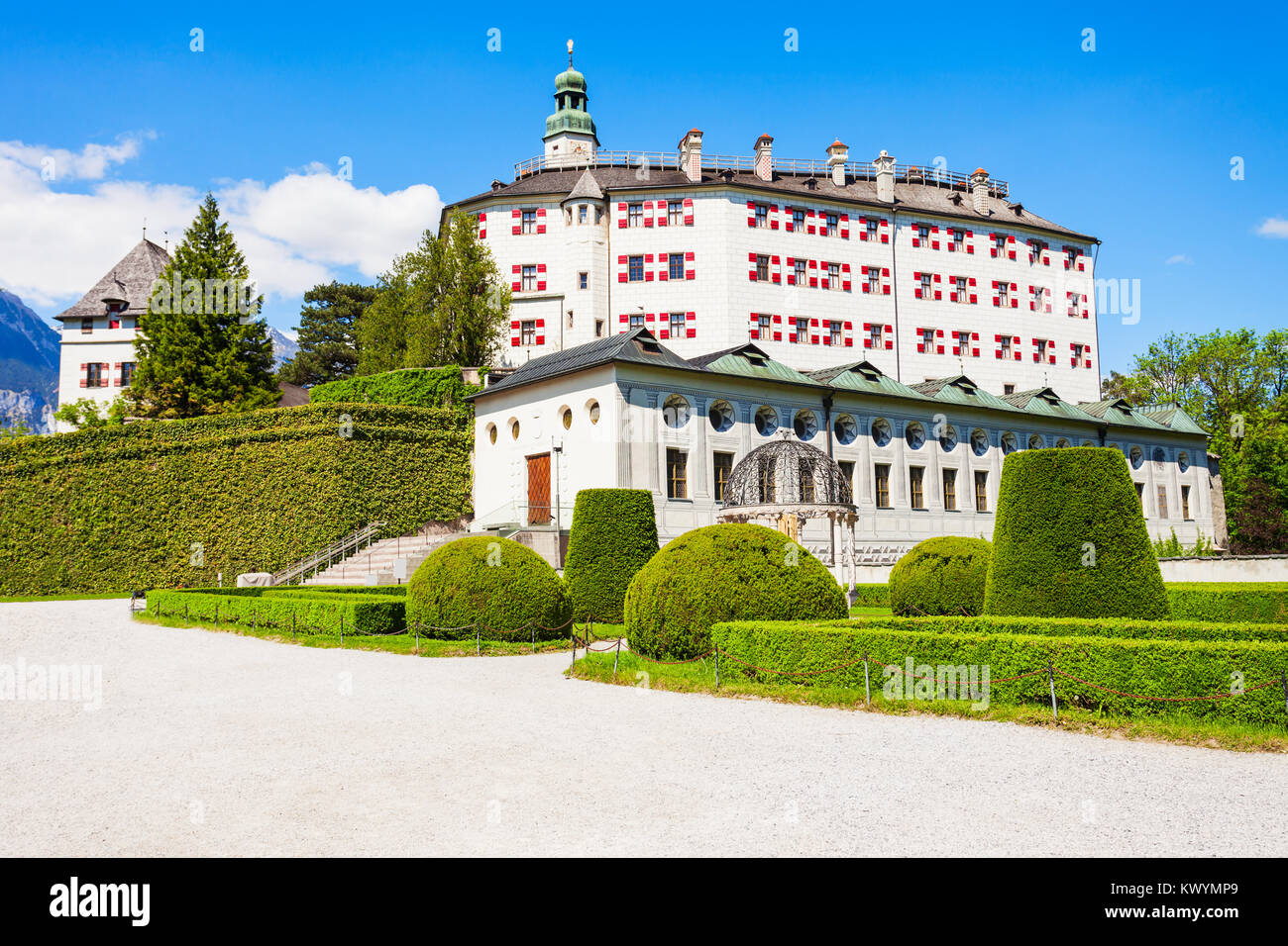 Il castello di Ambras o Schloss Ambras Innsbruck è un castello e palazzo situato a Innsbruck, la città capitale del Tirolo, Austria Foto Stock