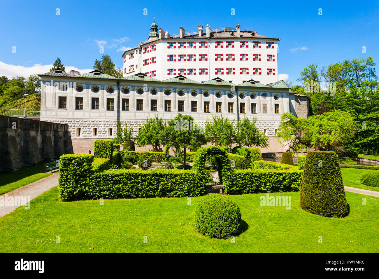 Il castello di Ambras o Schloss Ambras Innsbruck è un castello e palazzo situato a Innsbruck, la città capitale del Tirolo, Austria Foto Stock