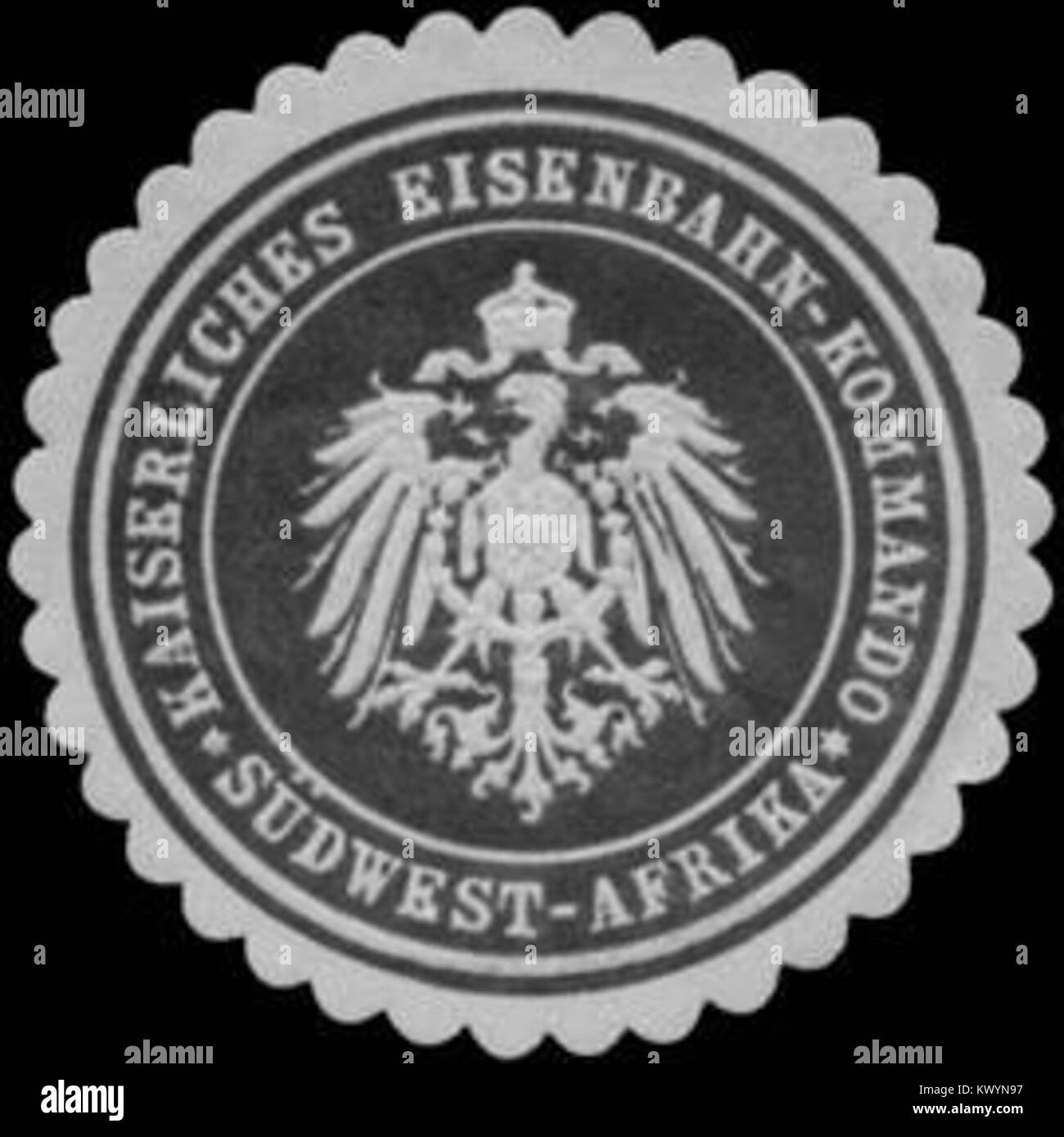 Questo sigillo, il Siegelmarke del K. Eisenbahn-Kommando Südwest-Afrika, è stato utilizzato dal comando ferroviario dell'Africa del Sud-Ovest, riflettendo il governo della regione e il ruolo militare nella gestione delle infrastrutture durante l'era coloniale. Foto Stock