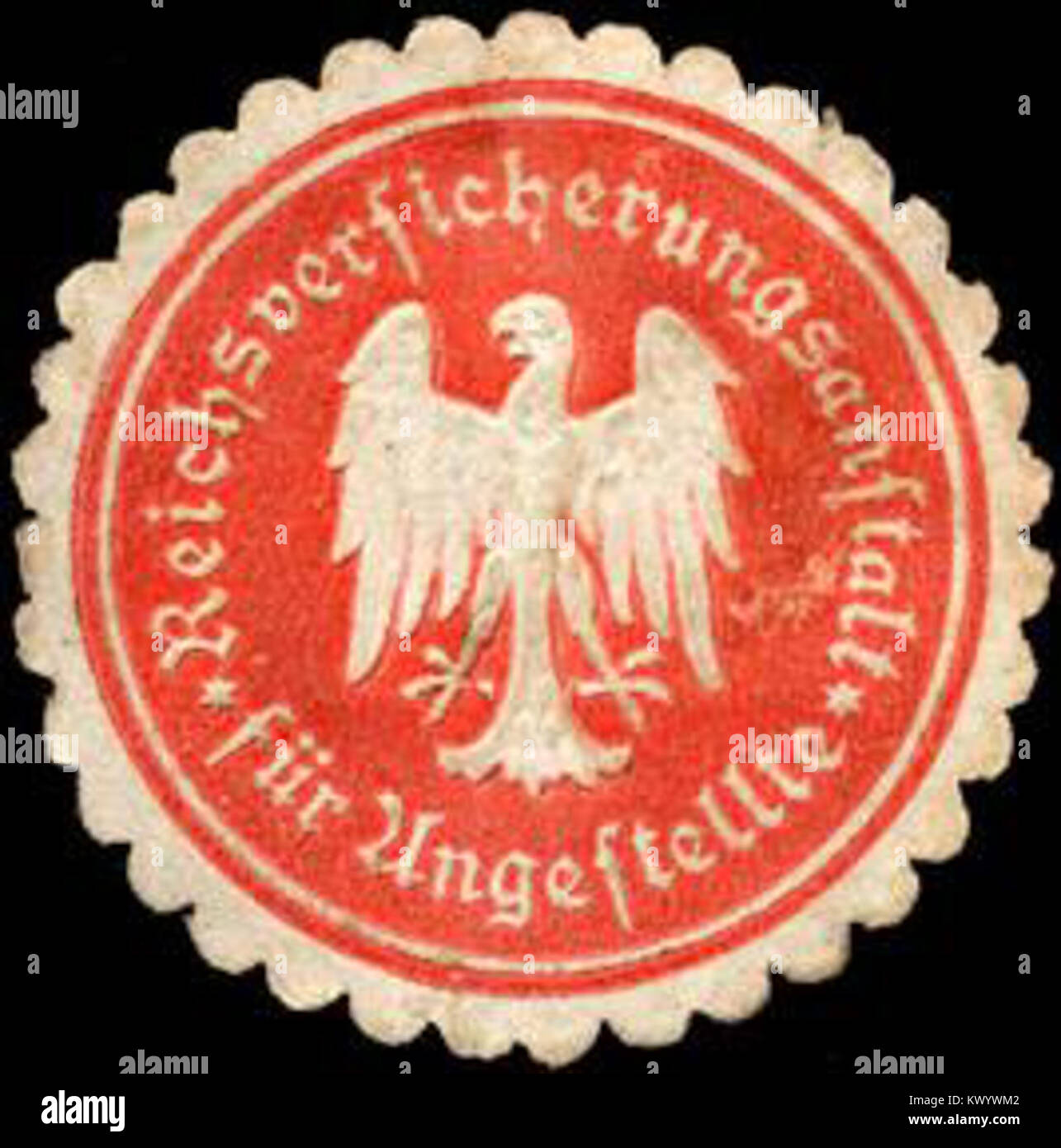Questo sigillo dell'istituzione assicurativa del Reich per i dipendenti simboleggia il sistema di assicurazione sociale tedesco, responsabile della gestione delle pensioni e delle prestazioni legate all'occupazione all'inizio del XX secolo. Foto Stock