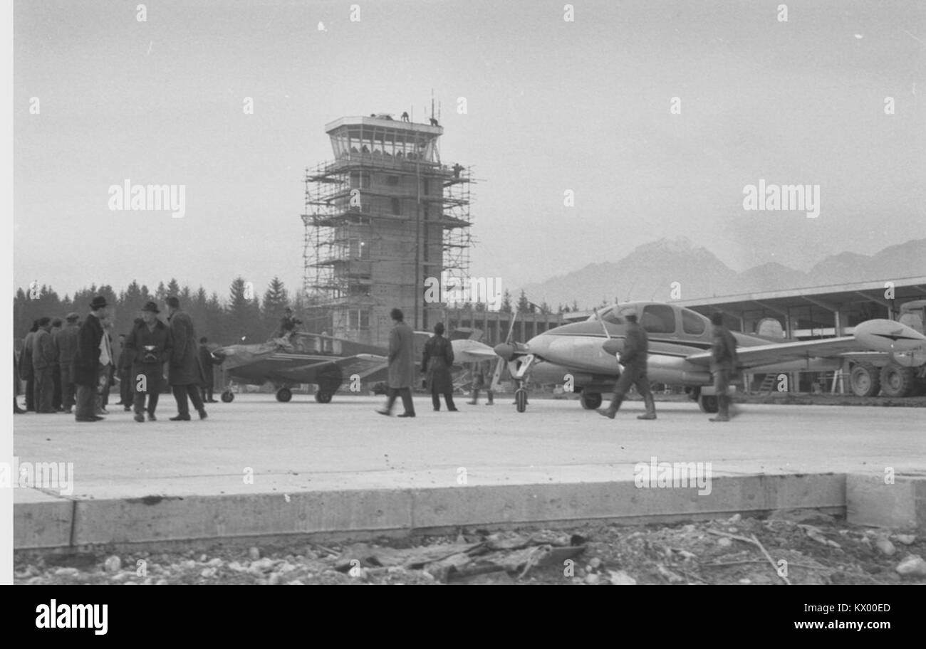 L'aeroporto internazionale di Lubiana in Slovenia è stato inaugurato nel 1963, fungendo da principale hub dell'aviazione civile per il paese e facilitando i voli nazionali e internazionali. Foto Stock