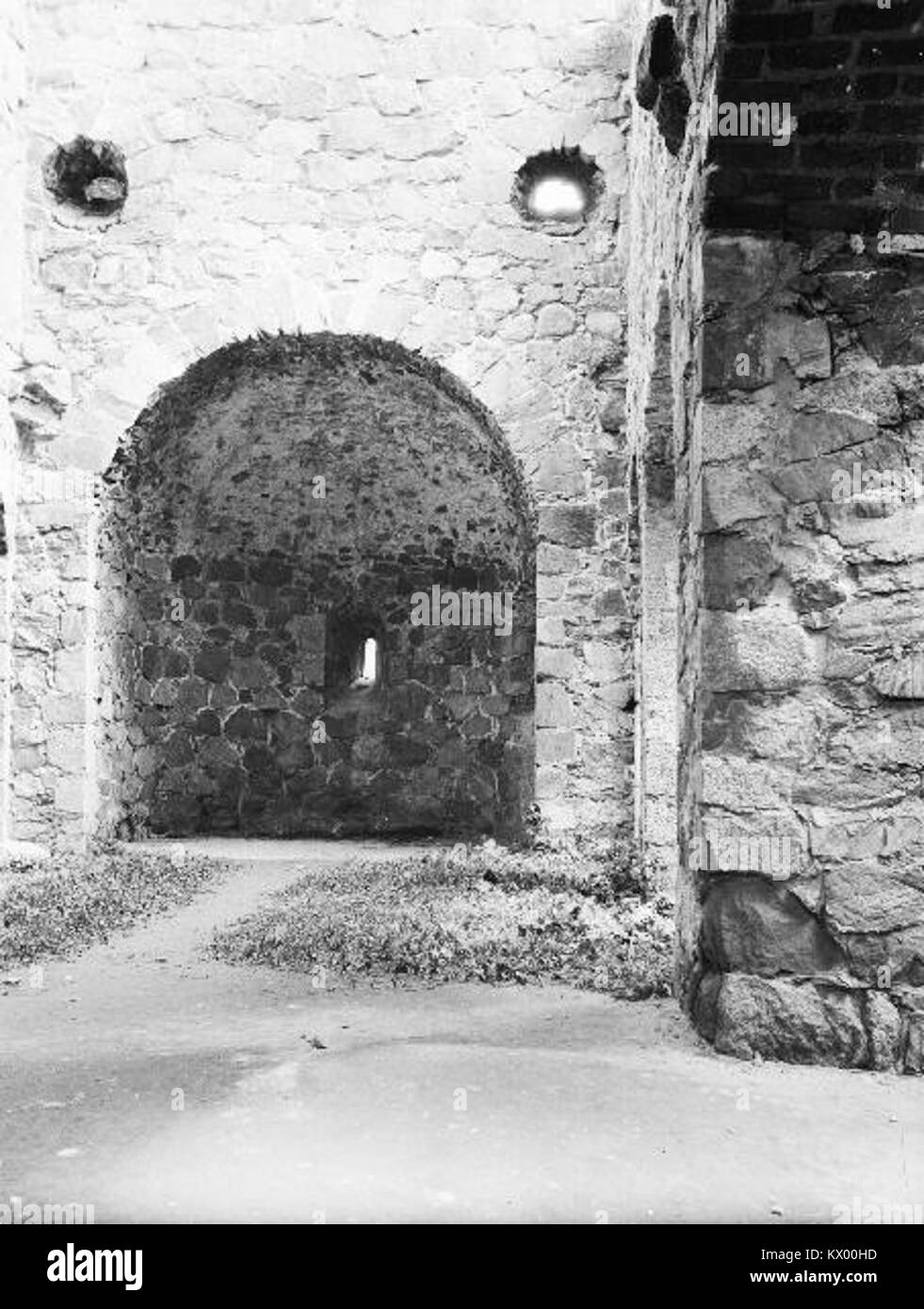 Le rovine della chiesa di Sant'Olof a Sigtuna risalgono agli inizi del XII secolo, con resti di torre, arco e navata visibili. La struttura poggia sulle fondamenta di una precedente chiesa in pietra e include strette finestre in stile anglosassone. Si trova adiacente a un cimitero e fa parte del patrimonio ecclesiastico medievale di Sigtuna. Foto Stock