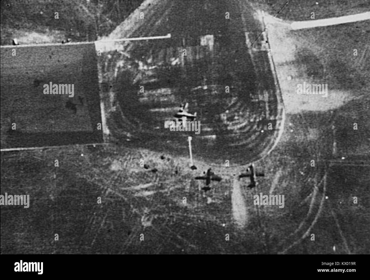 Il Messerschmitt me 262, il primo caccia jet operativo al mondo, è raffigurato in una fotografia del 1944 presso l'aeroporto di Rechlin-Lärz, che mostra il suo design avanzato durante la seconda guerra mondiale Foto Stock