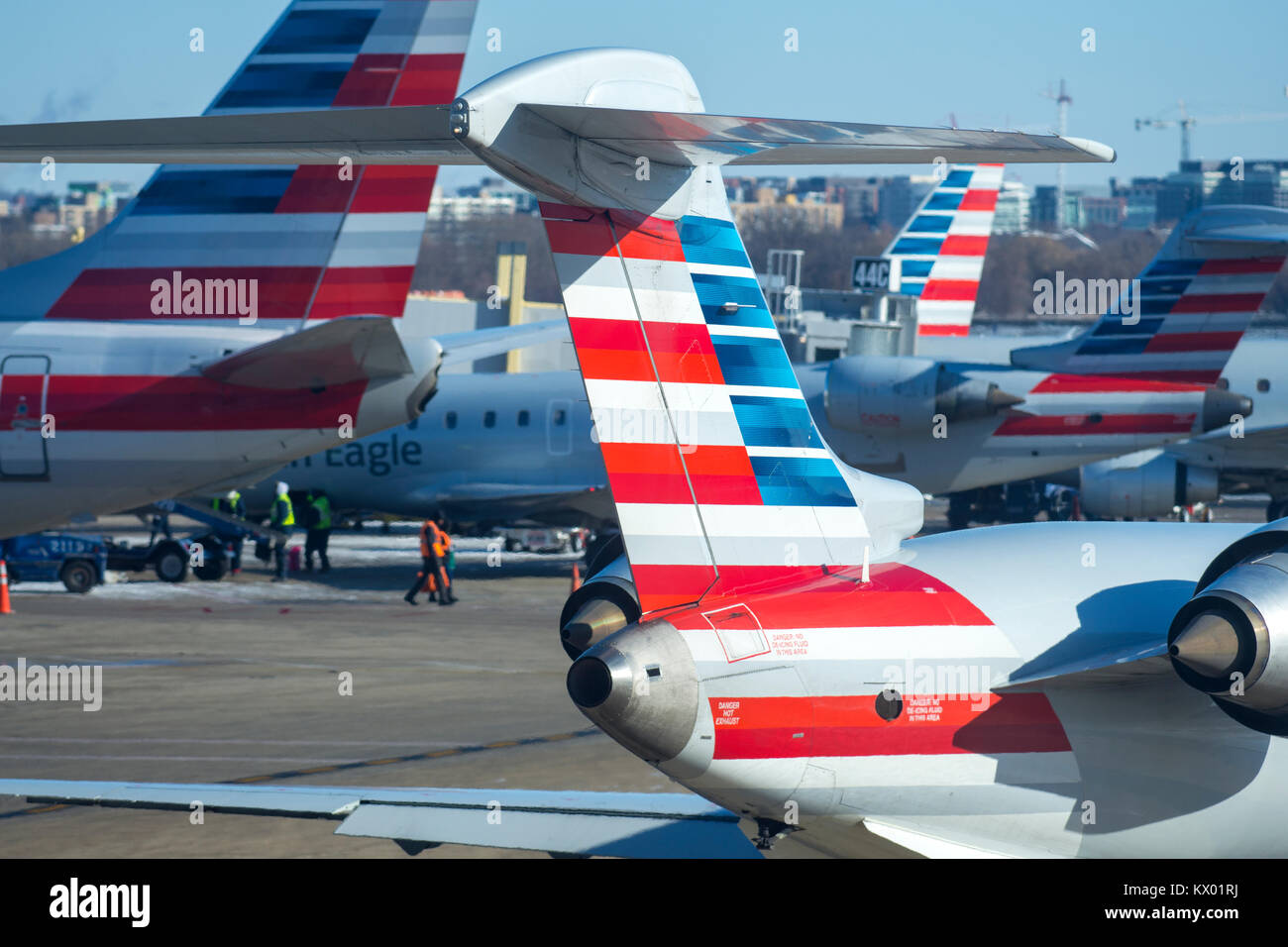 Verniciato Birghtly code dei getti di passeggero modelli rendono all'Aeroporto Nazionale Ronald Reagan, fuori di Washington DC, nella contea di Arlington, VA. Foto Stock