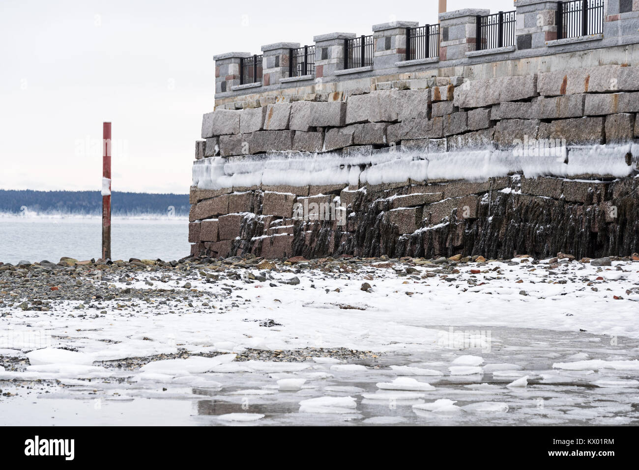 Una linea del mare di ghiaccio si forma a l alta marea in linea a temperature sotto lo zero, Bar Harbor, Maine. Foto Stock