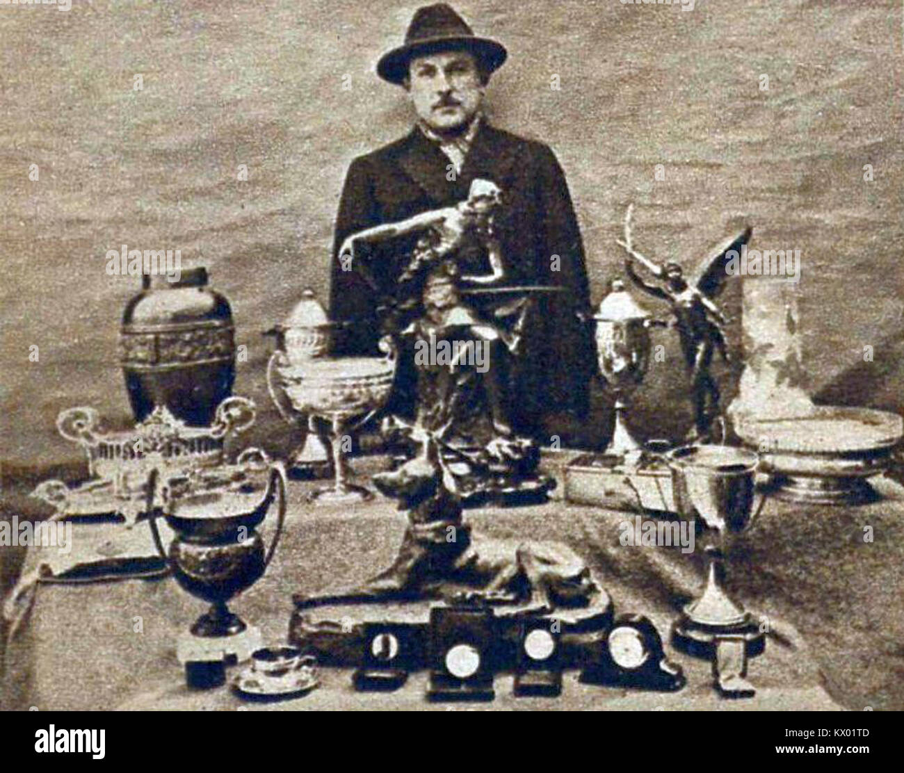 Michel Doré et ses trophées en mars 1926 Foto Stock