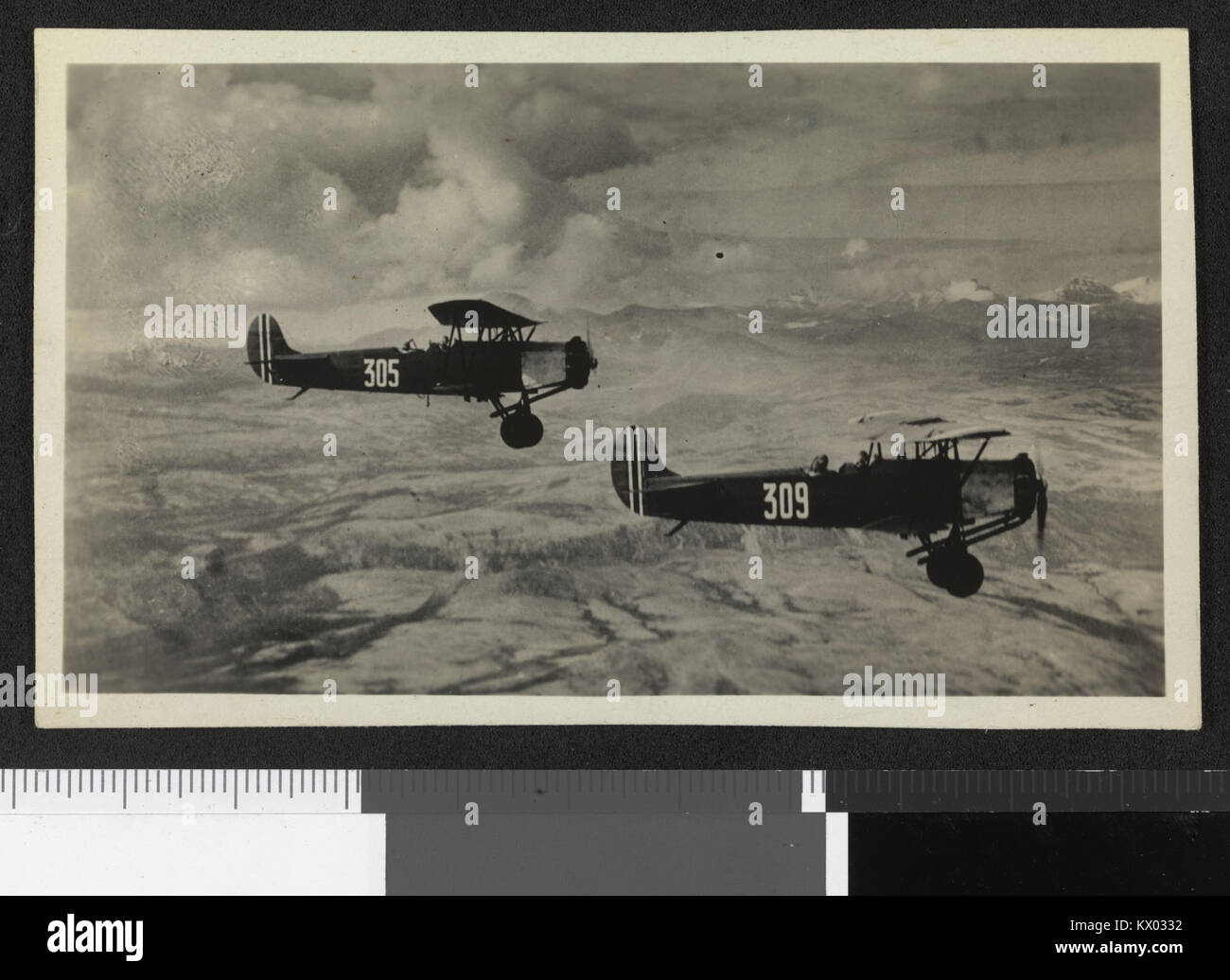 Una fotografia del 1932 che mostra gli aerei militari in volo, catturando un primo evento di aviazione e illustrando i progressi tecnologici e militari del periodo. Foto Stock