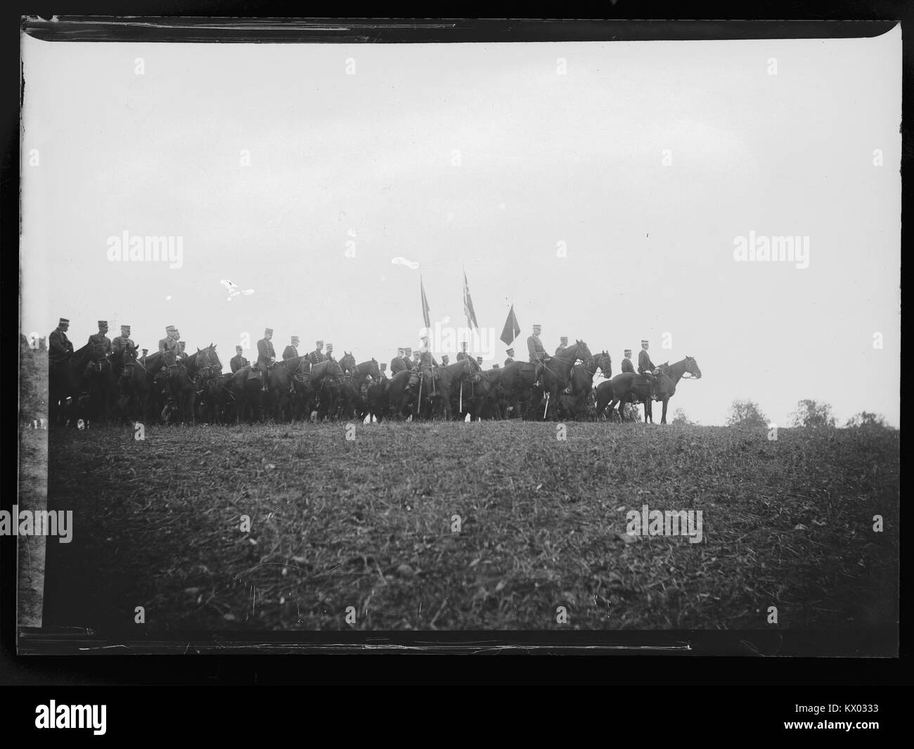 Questa fotografia raffigura il personale militare a cavallo, mostrando l'addestramento o l'attività cerimoniale. Foto Stock