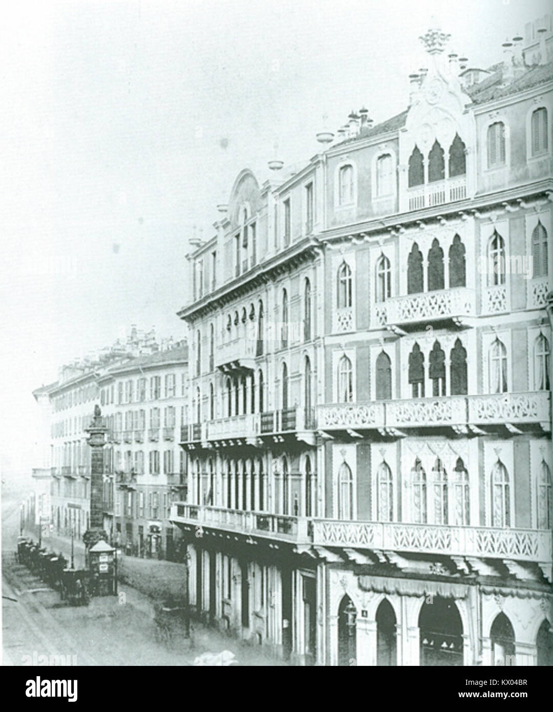 Una fotografia storica di largo San Babila a Milano, Italia, che raffigura la piazza del centro della città conosciuta per i suoi monumenti architettonici, il cerchio del traffico e lo sviluppo urbano. Foto Stock