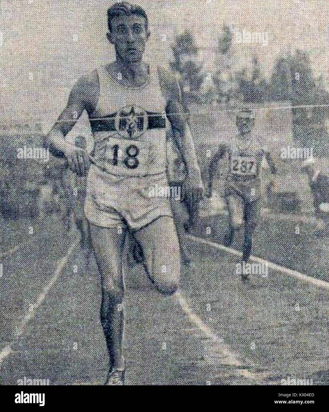 Un'immagine dell'atleta tedesco Rudolf Harbig che ha vinto i 800 metri ai campionati europei del 1938 a Parigi, sconfiggendo il corridore francese Jacques Lévèque. Foto Stock