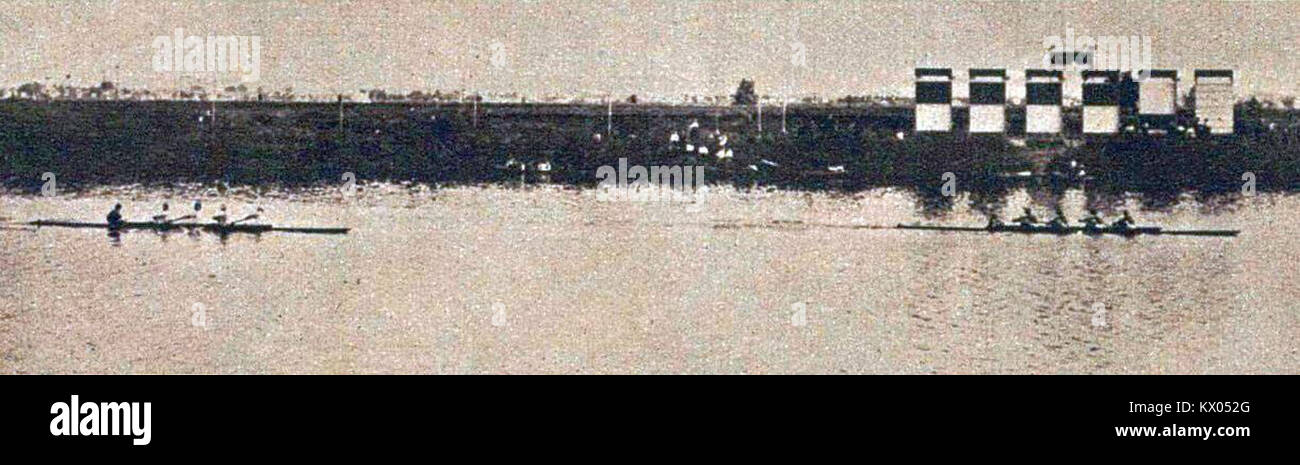 Una fotografia che documenta l'evento di canottaggio olimpico del 1924 a Parigi, mostrando gli atleti in competizione e la partecipazione internazionale. Foto Stock