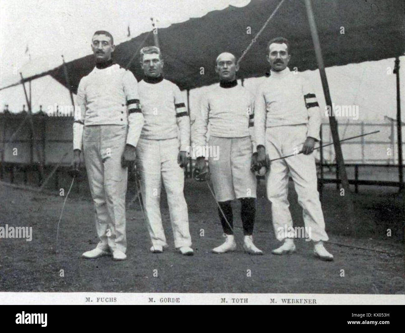La squadra ungherese ha vinto la medaglia d'oro olimpica nella scherma a sciabola alle Olimpiadi di Londra del 1908, contribuendo all'eredità della scherma ungherese. Foto Stock