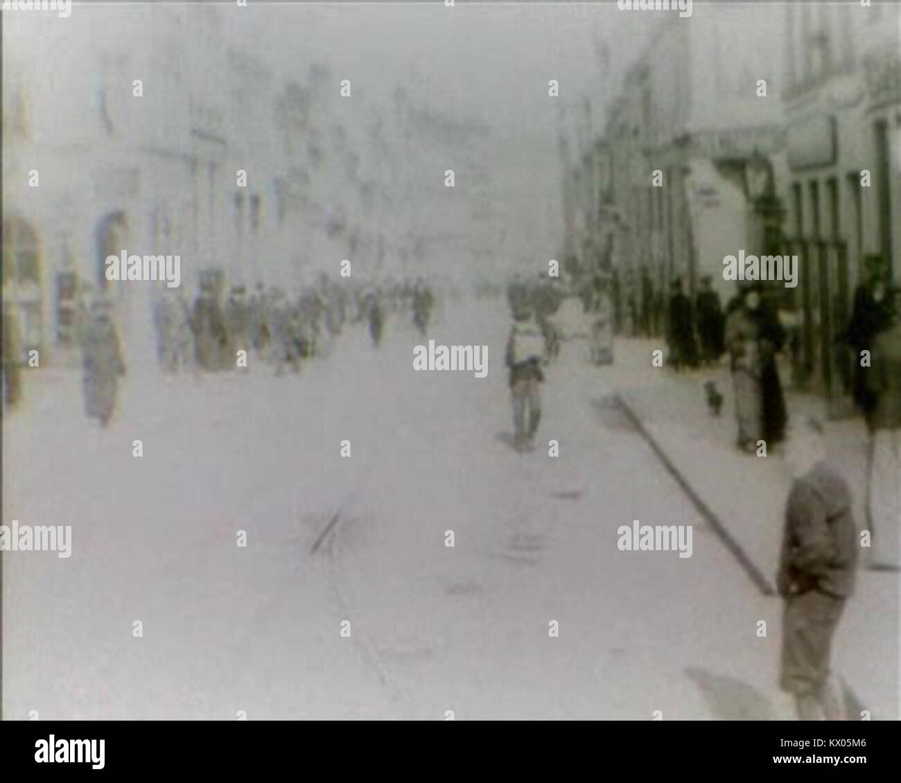 Una fotografia storica di un tram che si muove per le strade di Aarhus, Danimarca, che illustra i trasporti urbani e la vita di strada dei primi anni del XX secolo. Foto Stock