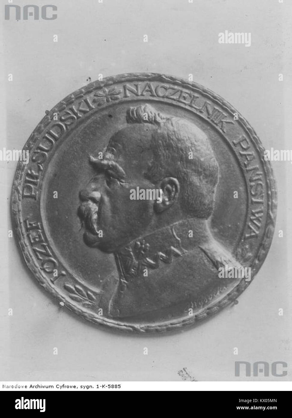 La medaglia di Jan Wysocki raffigura Józef Piłsudski, evidenziando il suo ruolo nell'indipendenza polacca e nella costruzione di statecraft all'inizio del XX secolo. Foto Stock