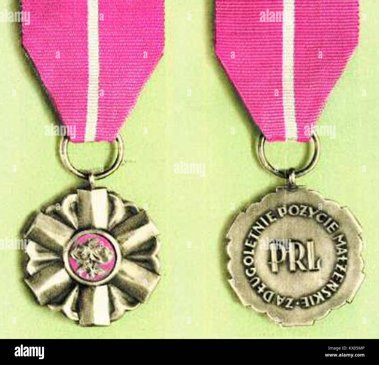 La Medal za Długoletnie Pożycie Małżeńskie è una decorazione statale polacca assegnata per l'unione coniugale a lungo termine, che riconosce le coppie sposate da diversi decenni. E' un simbolo di impegno e di amore duraturo. Foto Stock