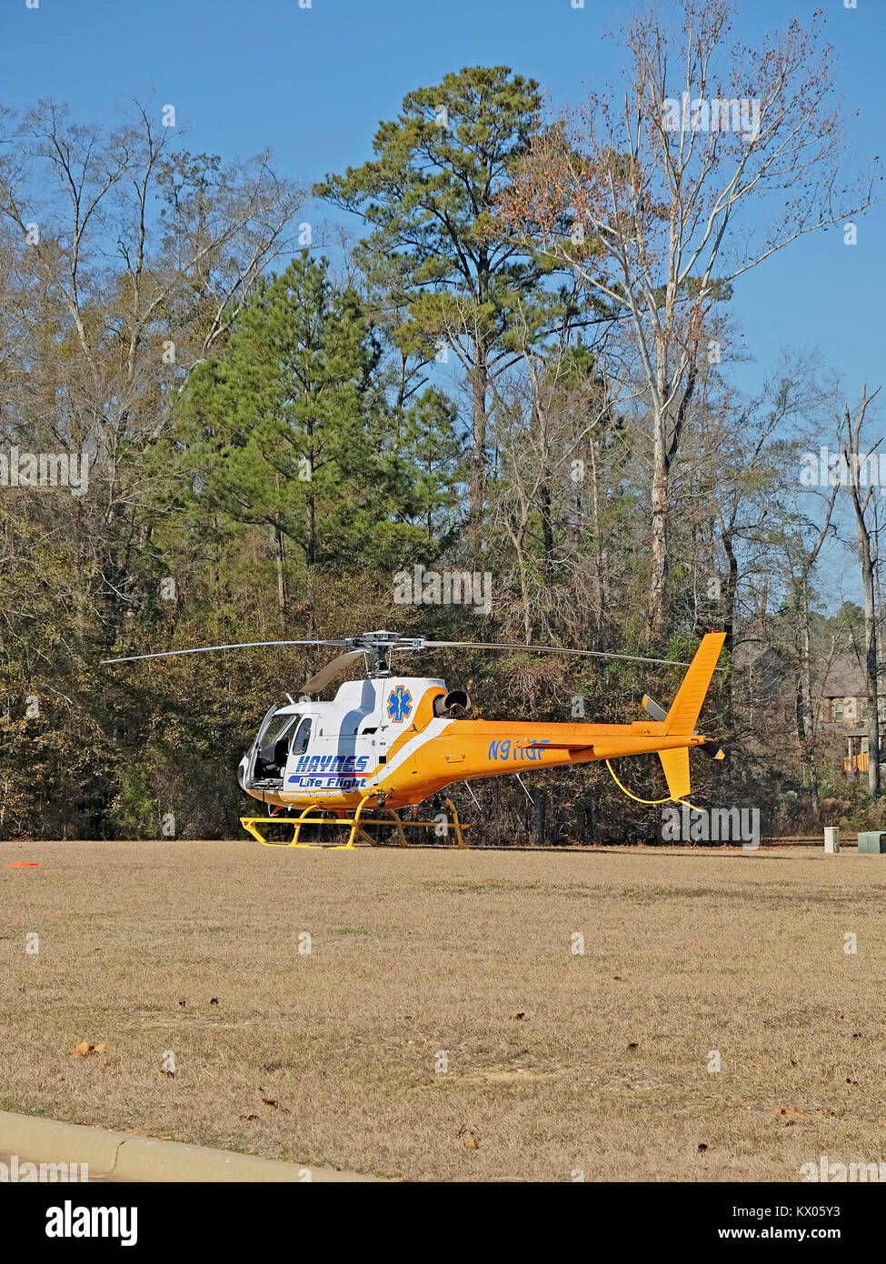 Haynes Air Ambulance vita Volo, Airbus AStar H125, elicottero in attesa per il trasporto di un critico paziente medico per la cura di emergenza. Foto Stock