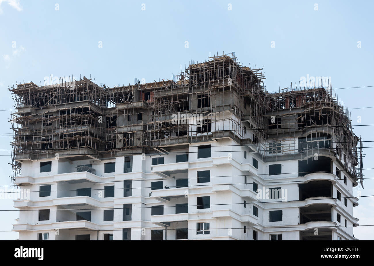 Costruzione di un nuovo edificio di appartamenti, con ponteggi fatta di bastoni di legno. Antananarivo, Madagascar, Africa. Foto Stock