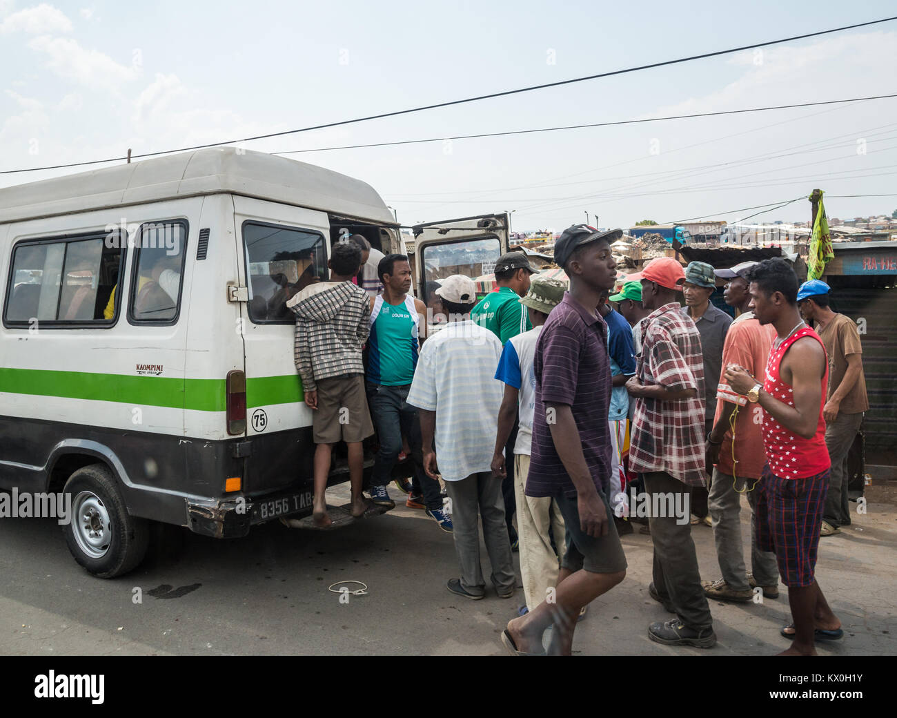 Minibus è un popolare servizio di trasporto per la gente del posto. Madagascar, Africa. Foto Stock