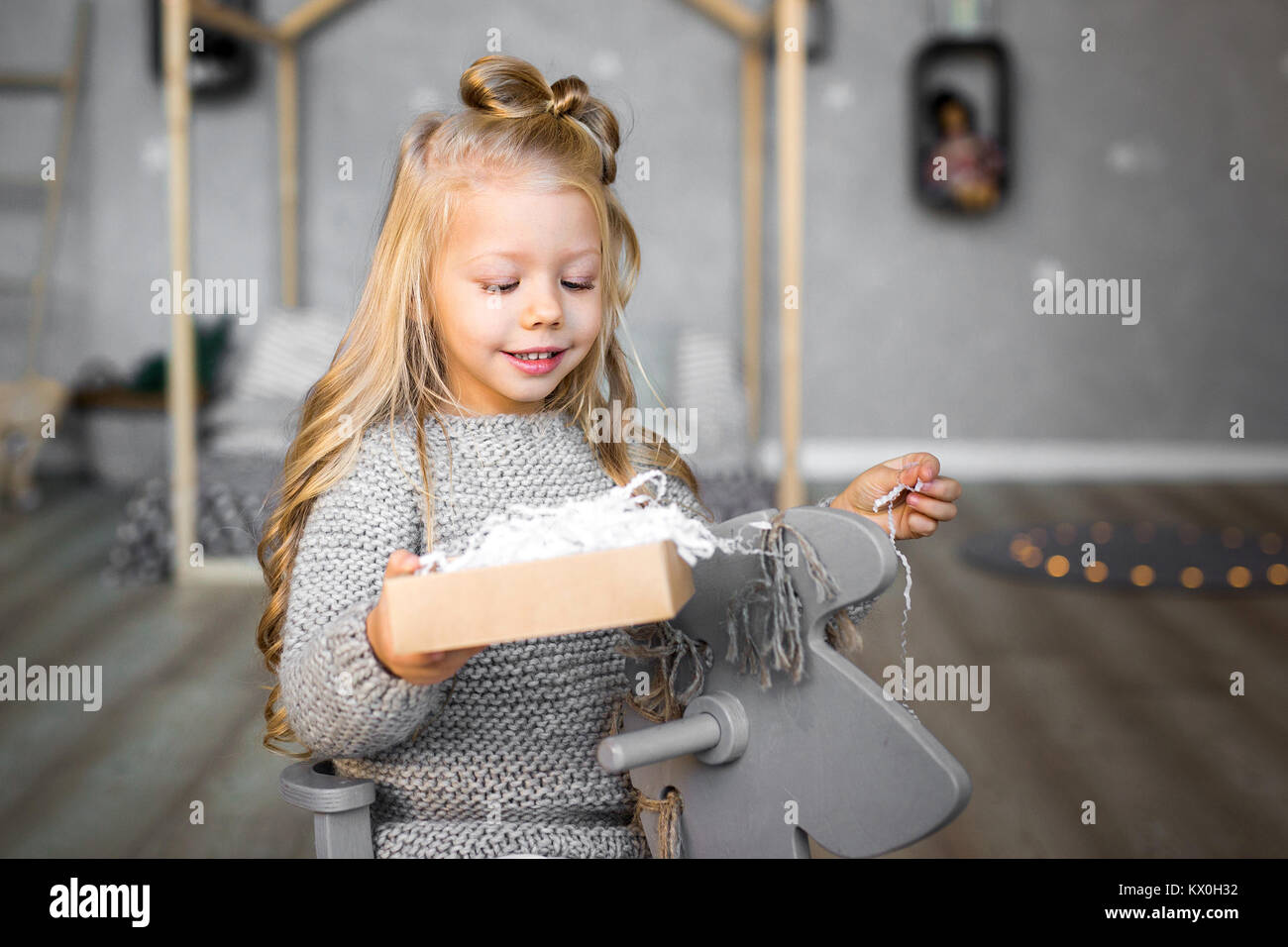 Ritratto di una ragazza felice apertura confezione regalo Foto Stock