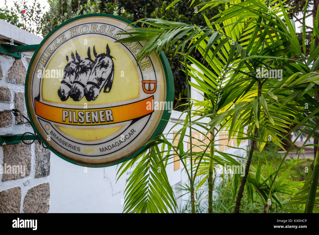 Una tre Horser birra pubblicità globe il popolare brew dell'isola. Madagascar, Africa. Foto Stock