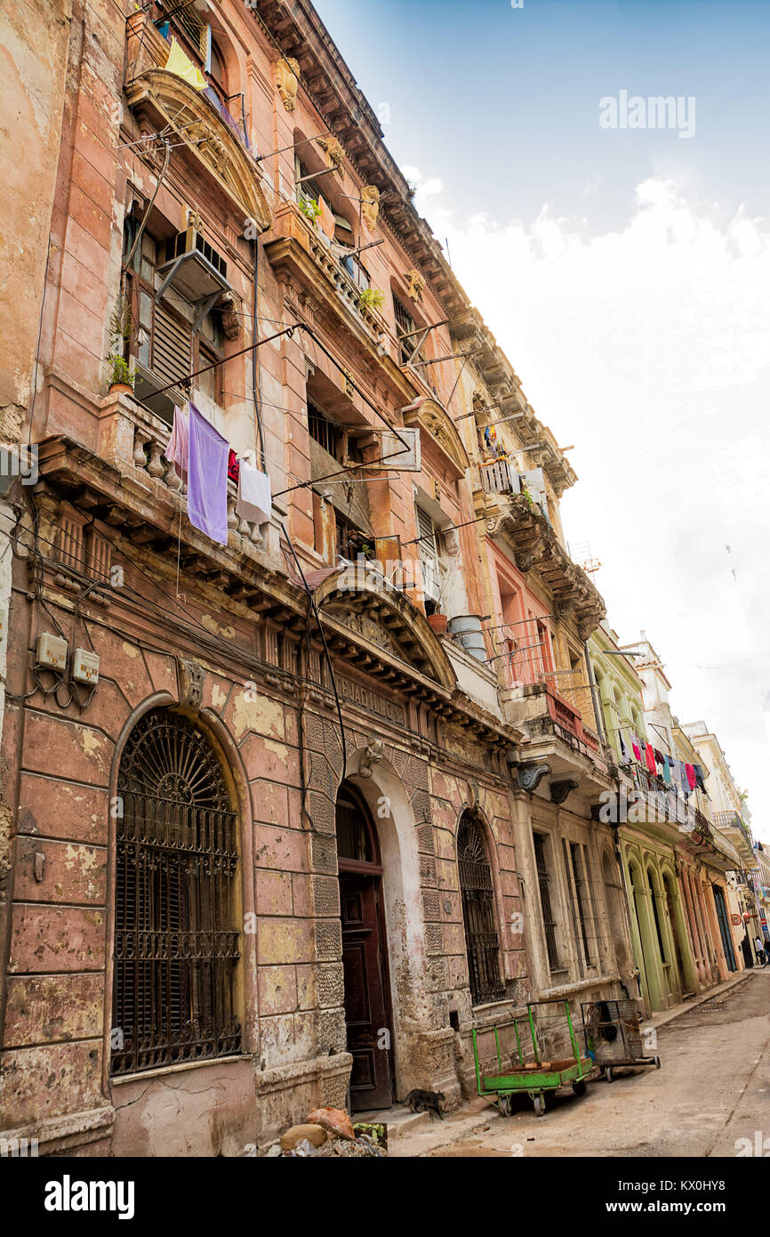 Edifici decadente nelle strade di l'Avana vecchia Foto Stock