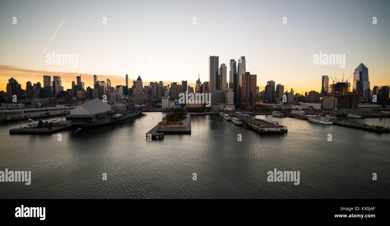 Sullo skyline di New York a Sunrise. Preso dal ponte del norvegese Breakaway nave da crociera come si stava tornando alla porta. Foto Stock