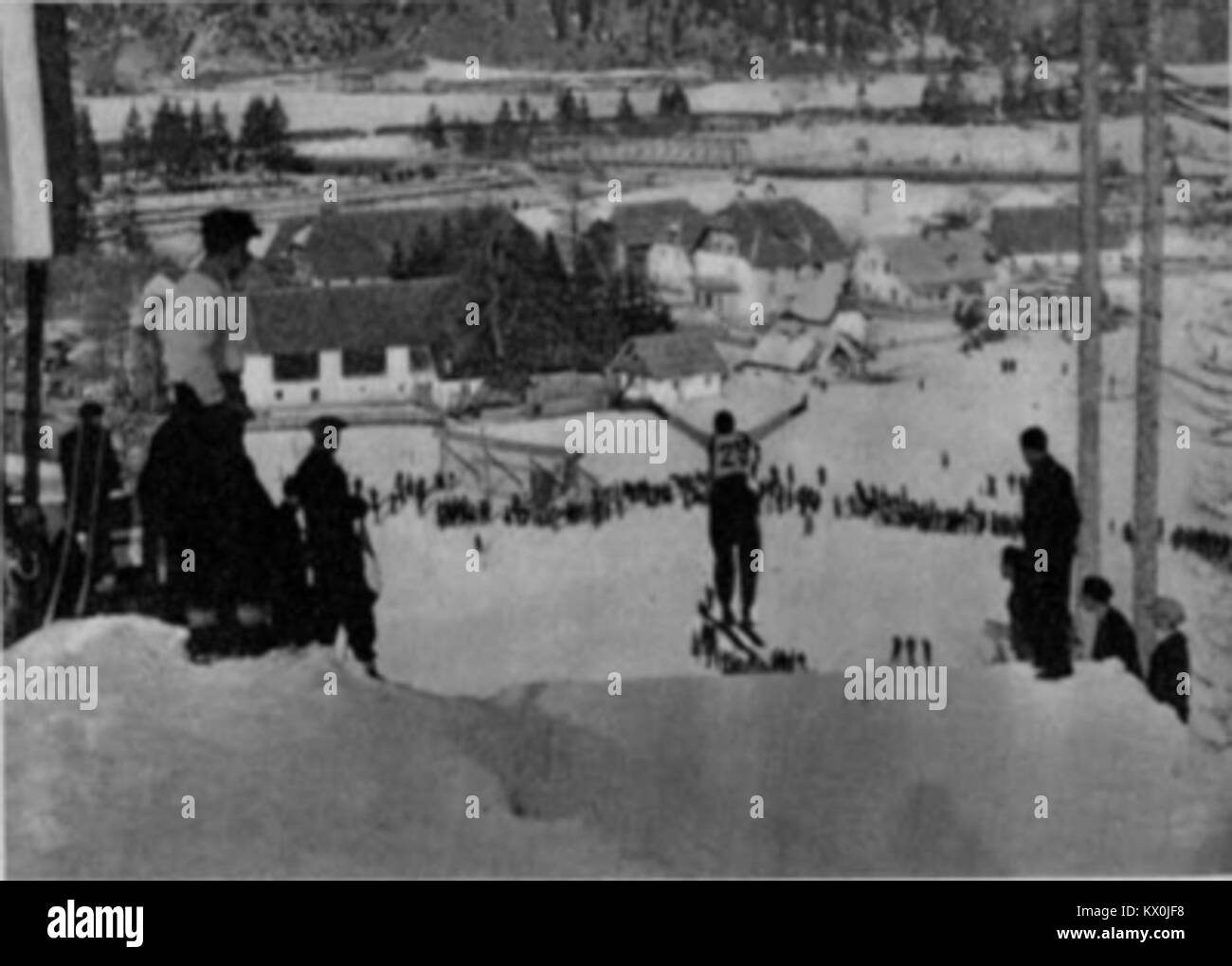 Questa fotografia registra la competizione internazionale di sci tenutasi a Kranjska Gora, in Slovenia, nel 1932, che cattura concorrenti, spettatori e terreni alpini durante un evento di sport invernali all'inizio del XX secolo. Foto Stock
