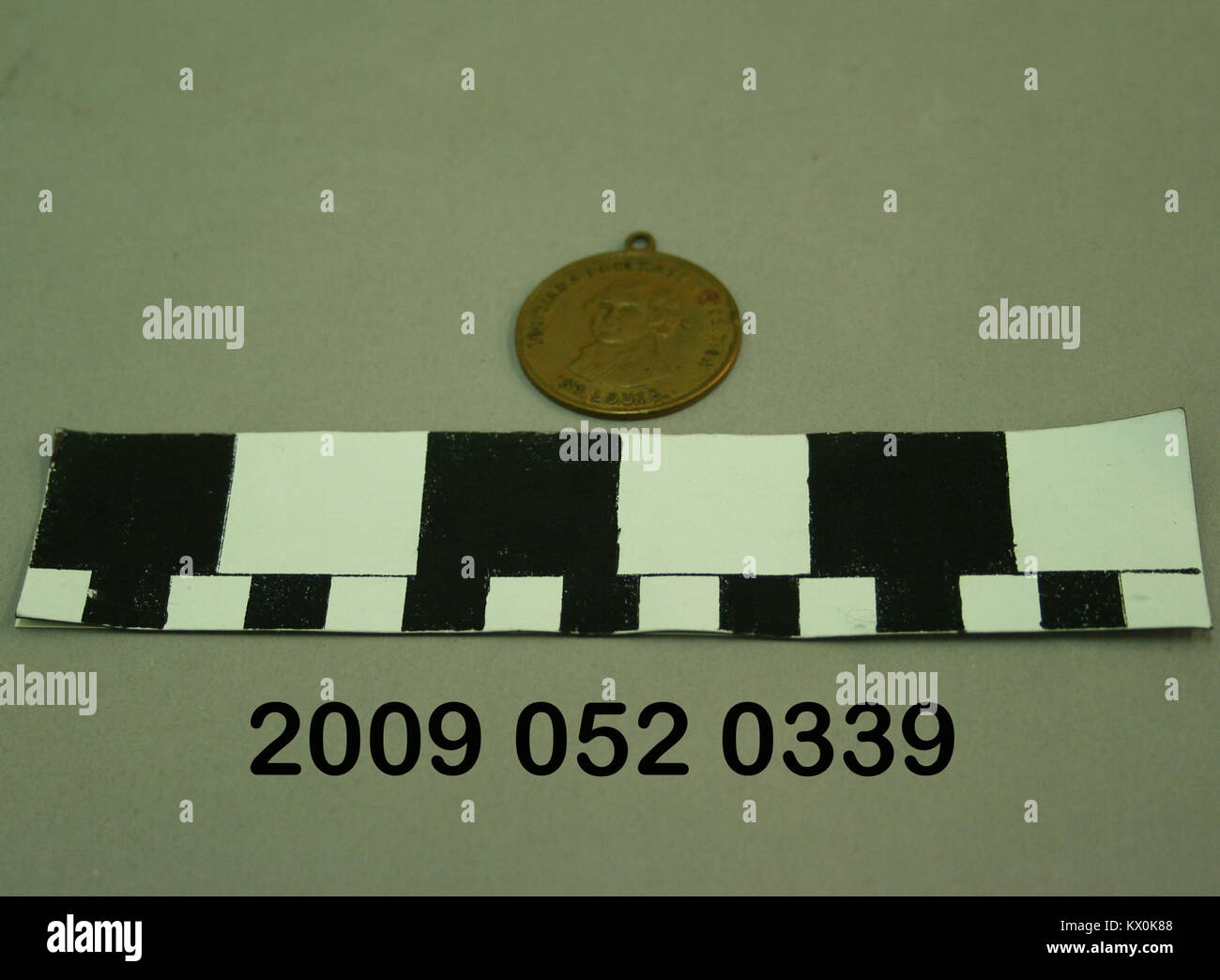 Questa moneta commemorativa, emessa per l'esposizione universale di St. Louis del 1904, presenta immagini di Thomas Jefferson e dei Cascade Gardens, che simboleggiano sia la storia americana che l'impatto culturale della fiera. Foto Stock