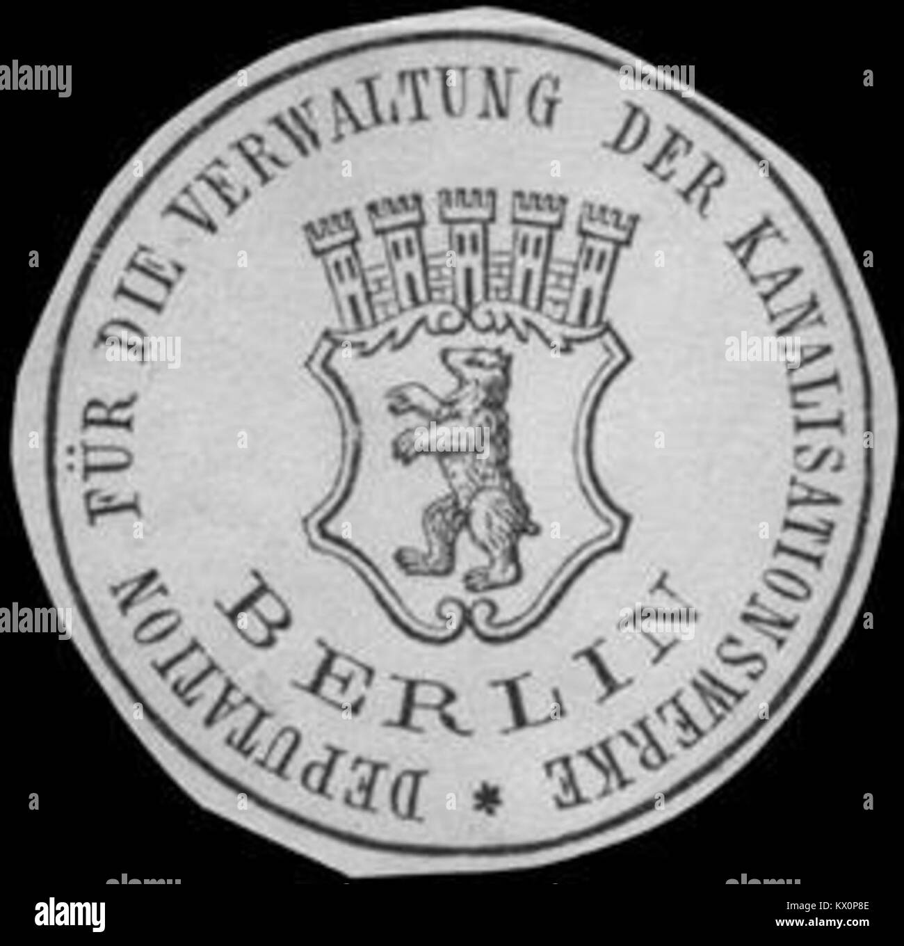 Questo sigillo rappresenta la Deputation for Sewer Works a Berlino, simboleggiando il ruolo del governo locale nella gestione delle infrastrutture urbane durante il periodo di industrializzazione di Berlino tra la fine del XIX e l'inizio del XX secolo. Foto Stock